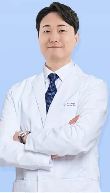 Ảnh chân dung Viện trưởng Lim Chang-jin khoanh tay