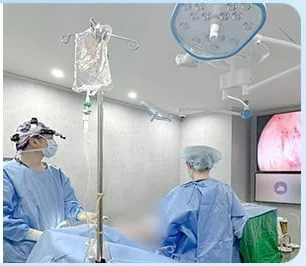 Ê-kíp y tế thực hiện nâng ngực trong khi theo dõi màn hình nội soi