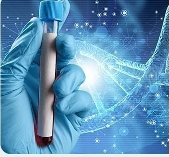 Hình đồ họa DNA với bàn tay đeo găng cầm ống mẫu máu