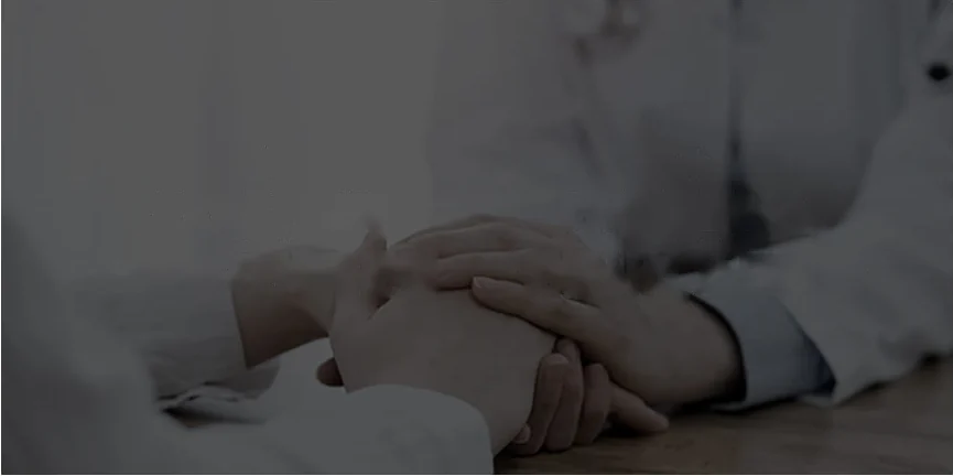 Nhân viên y tế U&U nắm tay bệnh nhân