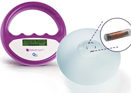 Máy đọc Q Inside Safety Technology và túi độn có gắn thiết bị định danh duy nhất UDI