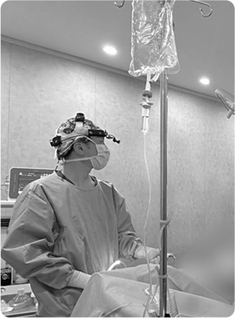 Ảnh đen trắng bác sĩ chuẩn bị phẫu thuật