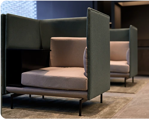 Sofa vách cao trong phòng chờ riêng
