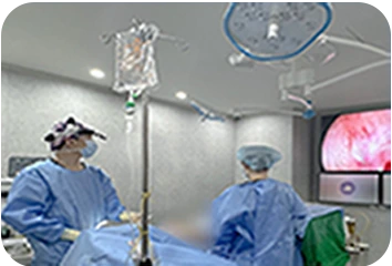 Ca mổ đang diễn ra tại phòng mổ tầng 4