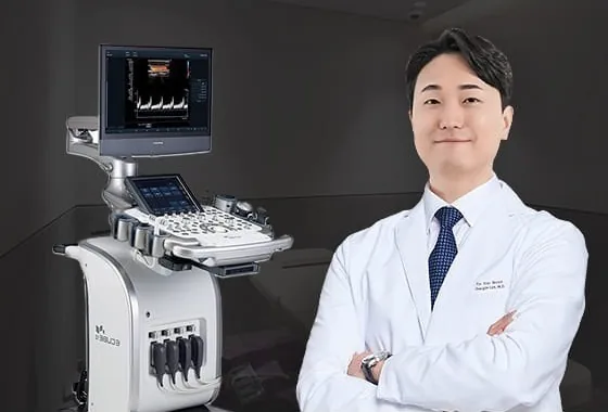 Bác sĩ chuyên khoa vú đứng cạnh máy siêu âm